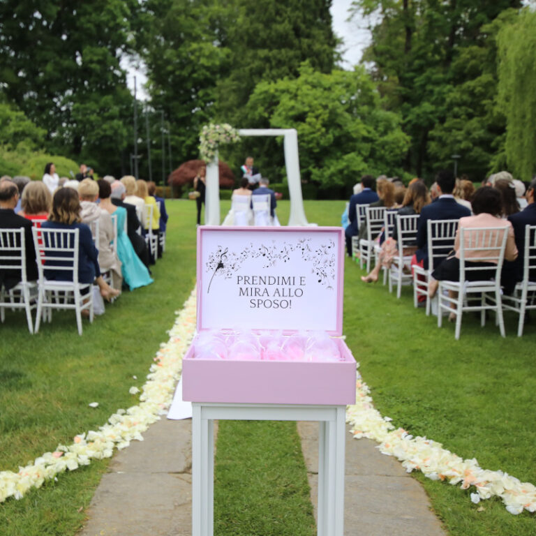 Scatola decorativa in alluminio rosa contenente confetti da gettare agli sposi