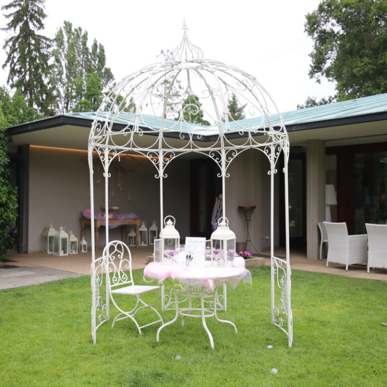 Gazebo traforato in alluminio bianco decorativo per cerimonia matrimonio con tavolino e sedia in pendant